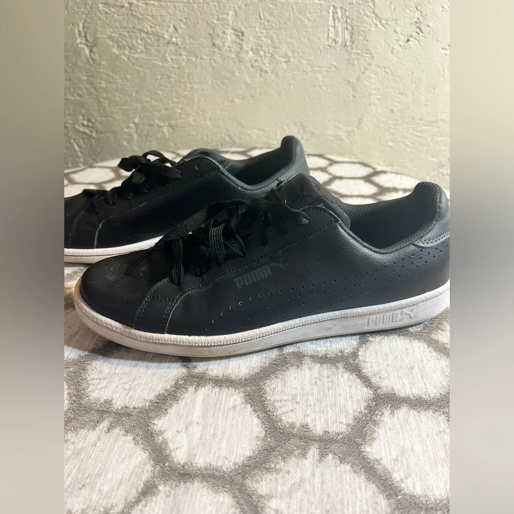 Puma Black Sneakers, classic women’s everyday sneaker. Pre-worn 2 times, great!